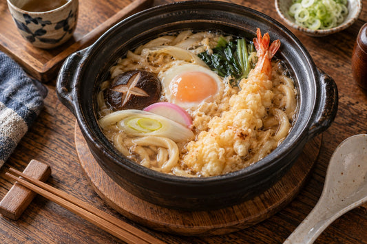 一人用土鍋の鍋焼きうどん（半熟卵・海老天・かまぼこ）