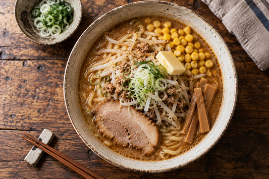 もやし・豚ひき肉・コーン・バターをのせた味噌ラーメン（真上から）
