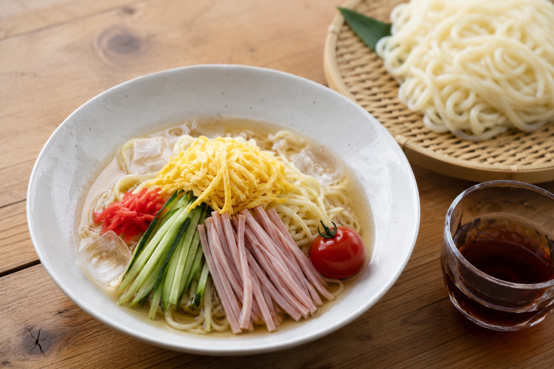 白い器の冷やしラーメンと、ざるに盛った冷やしうどん・つけつゆ（北海道・マルワ製麺）